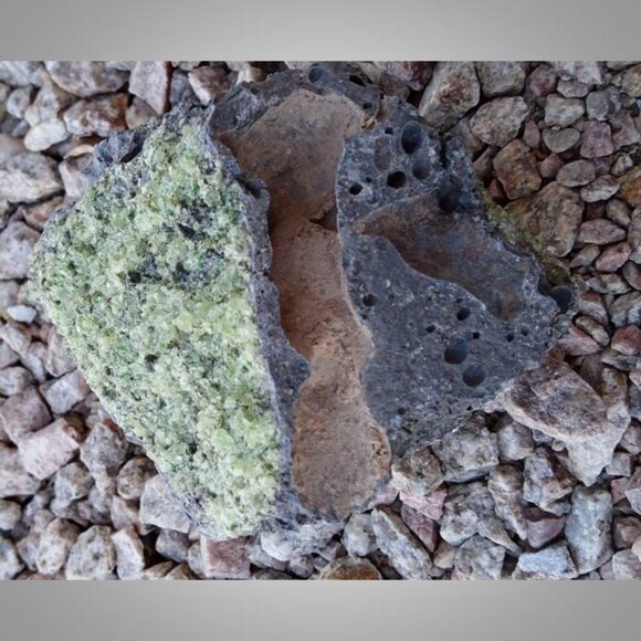 PERIDOT in basalt crystal rock stone gemstone AUGUST birthstone 05 - Picture 5 of 7